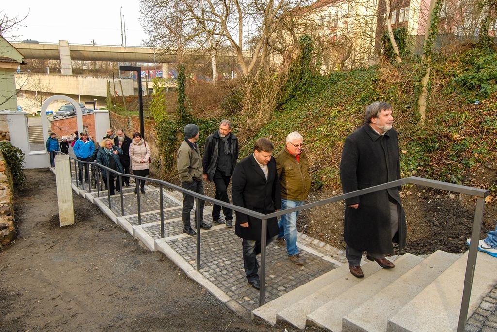 Nové cesty v lokalitě U Ježíška vybudovalo město Plzeň, občanům poslouží žulové chodníky a schodiště na pěším propojení s Mikulášskou ulicí, nový povrch získal i přilehlý prostor před kostelem. Původní stav lokality nevyhovoval z hlediska bezpečnosti chodců, reprezentativnější úpravu si místo vyžádalo i vzhledem k vybudovaným obytným domům a díky atraktivnímu kulturnímu programu v kostele U Ježíška. Náklady stavby jsou vyčísleny na 2,3 milionu korun, na projektu se podílely Městský obvod Plzeň 2 - Slovany a Správa veřejného statku města Plzně. (foto: 11.12.2015)