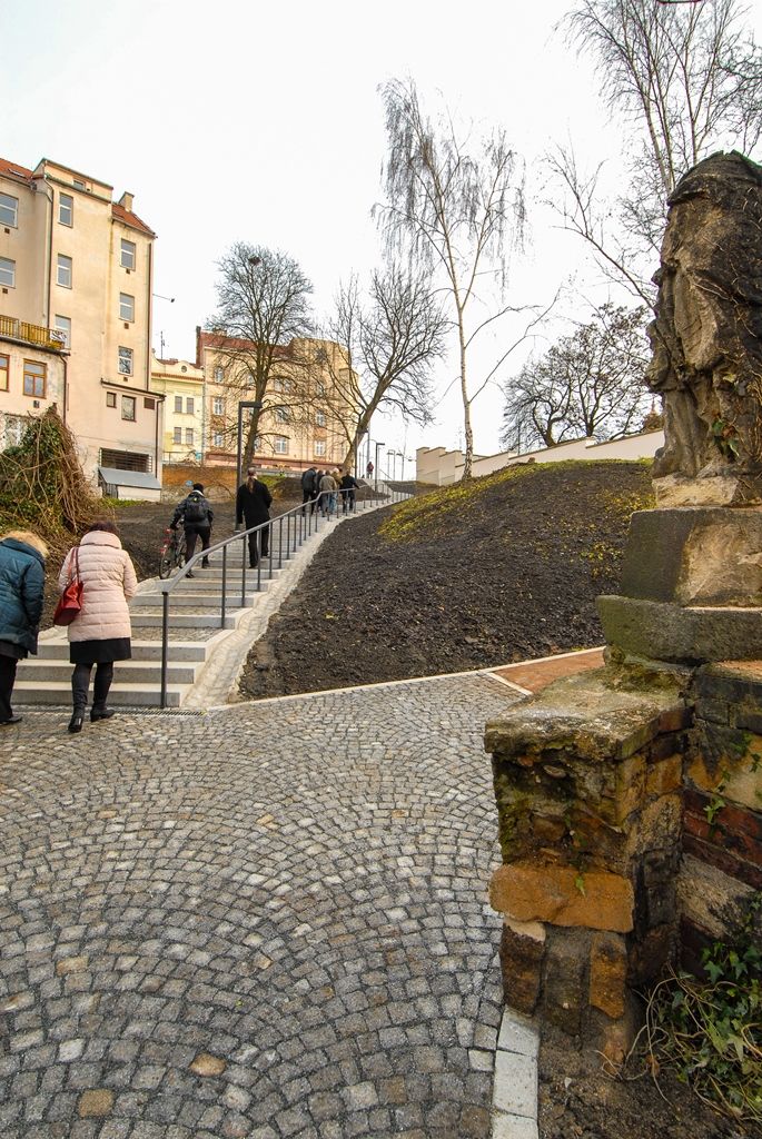 Nové cesty v lokalitě U Ježíška vybudovalo město Plzeň, občanům poslouží žulové chodníky a schodiště na pěším propojení s Mikulášskou ulicí, nový povrch získal i přilehlý prostor před kostelem. Původní stav lokality nevyhovoval z hlediska bezpečnosti chodců, reprezentativnější úpravu si místo vyžádalo i vzhledem k vybudovaným obytným domům a díky atraktivnímu kulturnímu programu v kostele U Ježíška. Náklady stavby jsou vyčísleny na 2,3 milionu korun, na projektu se podílely Městský obvod Plzeň 2 - Slovany a Správa veřejného statku města Plzně. (foto: 11.12.2015)