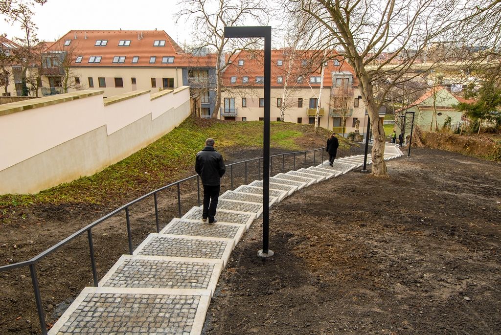 Nové cesty v lokalitě U Ježíška vybudovalo město Plzeň, občanům poslouží žulové chodníky a schodiště na pěším propojení s Mikulášskou ulicí, nový povrch získal i přilehlý prostor před kostelem. Původní stav lokality nevyhovoval z hlediska bezpečnosti chodců, reprezentativnější úpravu si místo vyžádalo i vzhledem k vybudovaným obytným domům a díky atraktivnímu kulturnímu programu v kostele U Ježíška. Náklady stavby jsou vyčísleny na 2,3 milionu korun, na projektu se podílely Městský obvod Plzeň 2 - Slovany a Správa veřejného statku města Plzně. (foto: 11.12.2015)