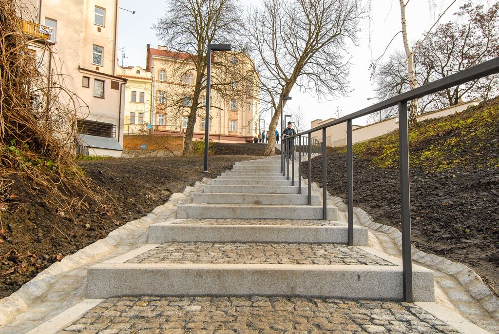Nové cesty v lokalitě U Ježíška vybudovalo město Plzeň, občanům poslouží žulové chodníky a schodiště na pěším propojení s Mikulášskou ulicí, nový povrch získal i přilehlý prostor před kostelem. Původní stav lokality nevyhovoval z hlediska bezpečnosti chodců, reprezentativnější úpravu si místo vyžádalo i vzhledem k vybudovaným obytným domům a díky atraktivnímu kulturnímu programu v kostele U Ježíška. Náklady stavby jsou vyčísleny na 2,3 milionu korun, na projektu se podílely Městský obvod Plzeň 2 - Slovany a Správa veřejného statku města Plzně. (foto: 11.12.2015)