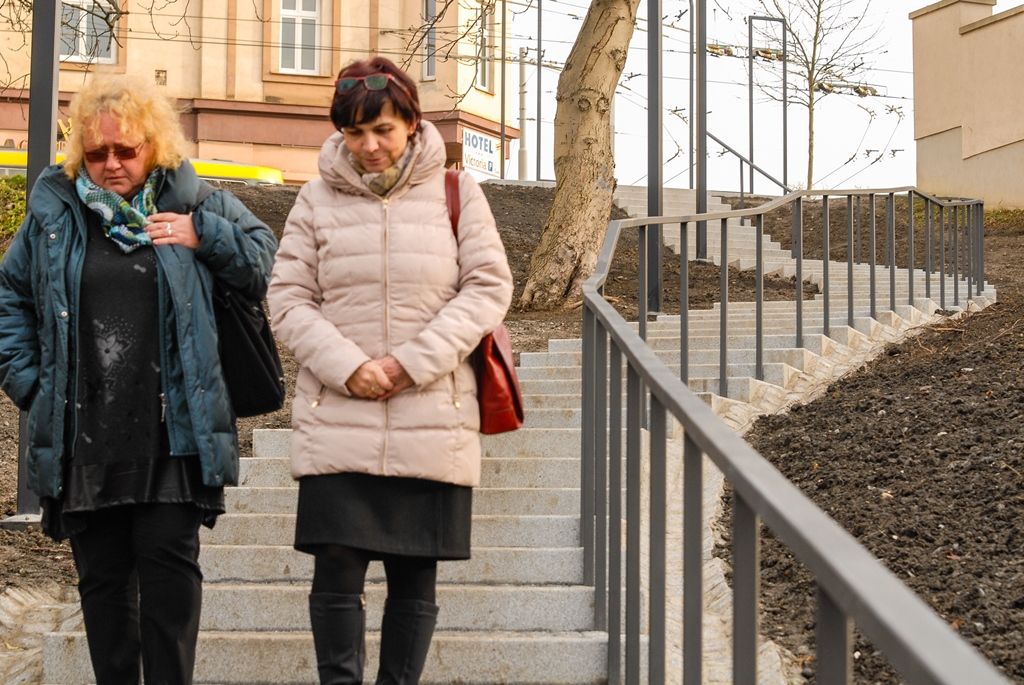 Nové cesty v lokalitě U Ježíška vybudovalo město Plzeň, občanům poslouží žulové chodníky a schodiště na pěším propojení s Mikulášskou ulicí, nový povrch získal i přilehlý prostor před kostelem. Původní stav lokality nevyhovoval z hlediska bezpečnosti chodců, reprezentativnější úpravu si místo vyžádalo i vzhledem k vybudovaným obytným domům a díky atraktivnímu kulturnímu programu v kostele U Ježíška. Náklady stavby jsou vyčísleny na 2,3 milionu korun, na projektu se podílely Městský obvod Plzeň 2 - Slovany a Správa veřejného statku města Plzně. (foto: 11.12.2015)
