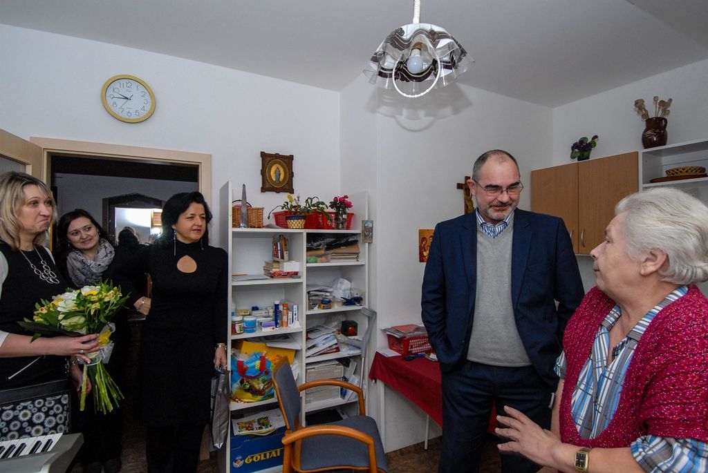 Pozdravit klienty v sociálních zařízeních v Plzni, předat jim dárky a popřát krásné vánoční svátky se dnes (15.12.2015) rozjeli členové městské rady Martin Zrzavecký, Eva Herinková a Martin Baxa.