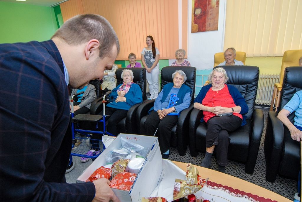 Pozdravit klienty v sociálních zařízeních v Plzni, předat jim dárky a popřát krásné vánoční svátky se dnes (15.12.2015) rozjeli členové městské rady Martin Zrzavecký, Eva Herinková a Martin Baxa.