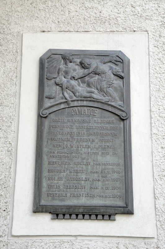 Kritický nedostatek potravin během první světové války v Plzni vyvrcholil takzvanými hladovými bouřemi. V polovině června 1918 trpěli Plzeňané nedostatečným zásobováním, protože většina potravin směřovala na frontu. Obyvateům města byl zastaven 19. června výdej chleba. V následujících dnech propukly hladové bouře naplno. Několik stovek žen se vrhlo v Prokopově ulici na valník, který převážel kukuřičnou mouku. K incidentům docházelo i na dalších místech ve městě. Dne 21. června se kolem šesté hodiny večer shromáždil před pekárnou na rohu Koterovské a Barrandovy ulice tisícihlavý dav složený převážně z dětí. Údajně zaútočil na nákladní auto plné chleba. Na místo incidentu náhle dorazila četa 69. pěšího pluku. Dav napadl vojáky kamením a ti bez varování zahájili střelbu. Devadesáté páté výročí tragické události si dnes připomnělo město Plzeň. U pamětní desky v Koterovské ulici č. 40 položila květiny náměstkyně primátora Eva Herinková. (foto: 21.6.2013)