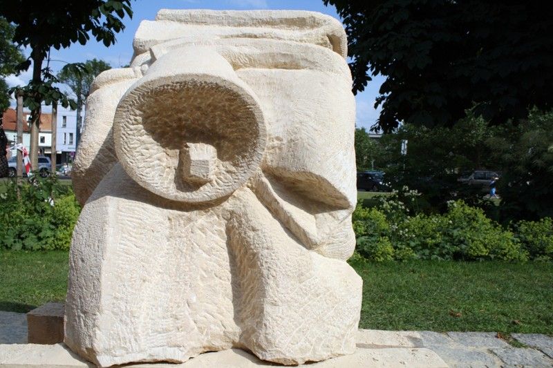 Šest pískovcových soch, které po dobu jednoho týdne tvořili v Křižíkových sadech pod galerií Masné krámy studenti a absolventi Soukromé střední umělecké průmyslové školy Zámeček, se v sobotu 22. června vydražilo za celkovou částku 46 tisíc korun. Výtěžek dražby věnuje škola do sbírky na nové zvony pro věž plzeňské katedrály sv. Bartoloměje, které by se měly rozeznít 1. ledna 2015. Sochy během týdne, kdy na nich studenti pracovali, ohodnotilo i 4,5 tisíce kolemjdoucích. Nejvíce se líbila socha Ivany Švelchové nazvaná Křest. (foto: Z. Kubalová, 22.6.2013)