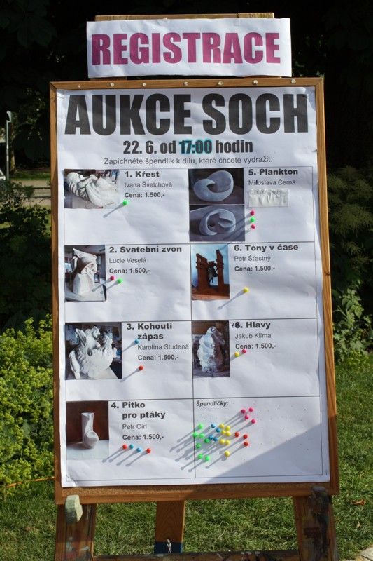 Šest pískovcových soch, které po dobu jednoho týdne tvořili v Křižíkových sadech pod galerií Masné krámy studenti a absolventi Soukromé střední umělecké průmyslové školy Zámeček, se v sobotu 22. června vydražilo za celkovou částku 46 tisíc korun. Výtěžek dražby věnuje škola do sbírky na nové zvony pro věž plzeňské katedrály sv. Bartoloměje, které by se měly rozeznít 1. ledna 2015. Sochy během týdne, kdy na nich studenti pracovali, ohodnotilo i 4,5 tisíce kolemjdoucích. Nejvíce se líbila socha Ivany Švelchové nazvaná Křest. (foto: Z. Kubalová, 22.6.2013)