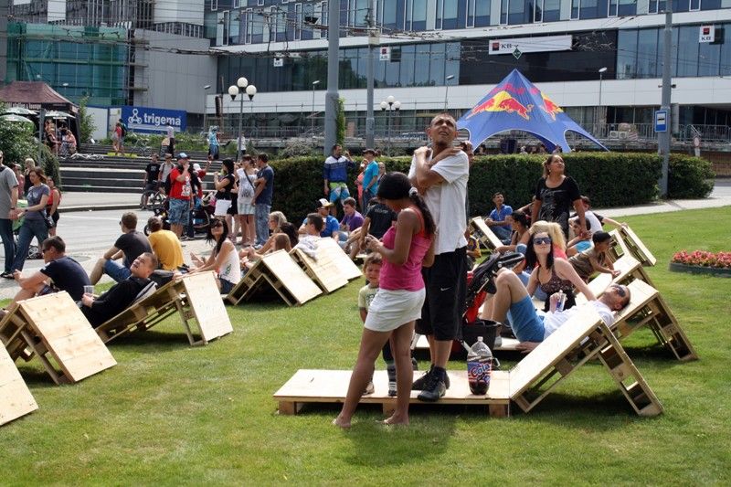 Malí i velcí se bavili o prvním letním víkendu 22. a 23. června v centru Plzně, které se stalo rozmanitou kulturní scénou s produkcí špičkových tanečníků, loutkových divadelníků, swingových melodií nebo dětských her. Zábavu a pohodu si užívaly tisíce lidí na Anglickém nábřeží, kde se konal Den Meliny Mercouri v režii společnosti Plzeň 2015, nebo v Šafaříkových a Křižíkových sadech, kde odstartoval multižánrový pouliční festival Živá ulice „Vítáním léta“, které nabídlo rodinný program legendárního loutkového souboru Buchty a loutky, různé plážovo-parkové hry a skvělou muziku. (foto: Z. Kubalová, 22.6.2013)