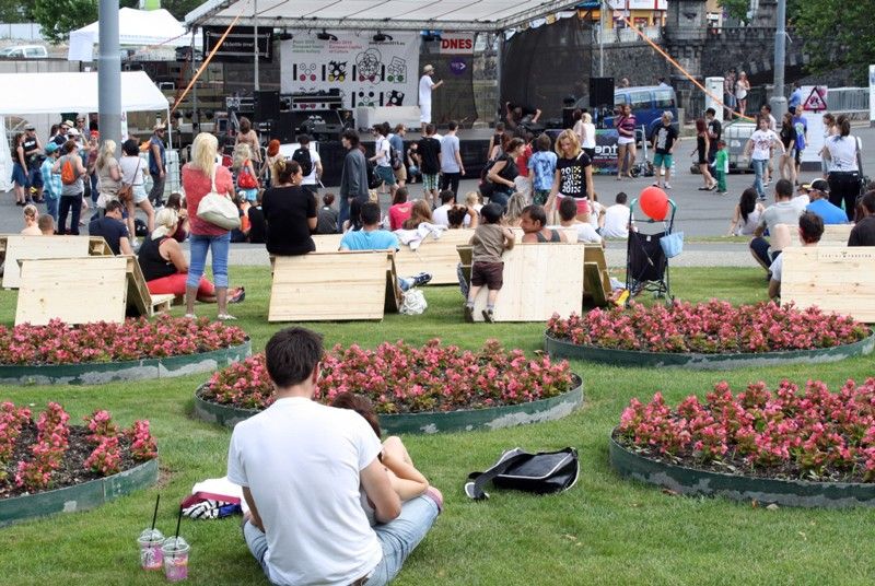 Malí i velcí se bavili o prvním letním víkendu 22. a 23. června v centru Plzně, které se stalo rozmanitou kulturní scénou s produkcí špičkových tanečníků, loutkových divadelníků, swingových melodií nebo dětských her. Zábavu a pohodu si užívaly tisíce lidí na Anglickém nábřeží, kde se konal Den Meliny Mercouri v režii společnosti Plzeň 2015, nebo v Šafaříkových a Křižíkových sadech, kde odstartoval multižánrový pouliční festival Živá ulice „Vítáním léta“, které nabídlo rodinný program legendárního loutkového souboru Buchty a loutky, různé plážovo-parkové hry a skvělou muziku. (foto: Z. Kubalová, 22.6.2013)