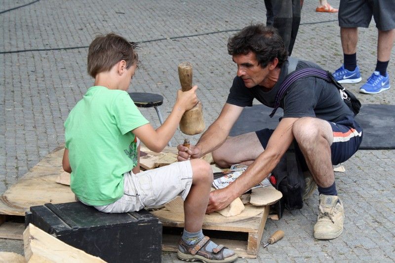 Malí i velcí se bavili o prvním letním víkendu 22. a 23. června v centru Plzně, které se stalo rozmanitou kulturní scénou s produkcí špičkových tanečníků, loutkových divadelníků, swingových melodií nebo dětských her. Zábavu a pohodu si užívaly tisíce lidí na Anglickém nábřeží, kde se konal Den Meliny Mercouri v režii společnosti Plzeň 2015, nebo v Šafaříkových a Křižíkových sadech, kde odstartoval multižánrový pouliční festival Živá ulice „Vítáním léta“, které nabídlo rodinný program legendárního loutkového souboru Buchty a loutky, různé plážovo-parkové hry a skvělou muziku. (foto: Z. Kubalová, 22.6.2013)