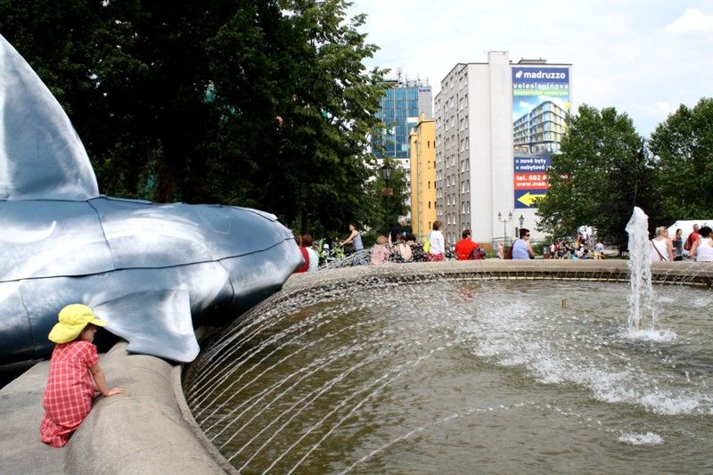 Malí i velcí se bavili o prvním letním víkendu 22. a 23. června v centru Plzně, které se stalo rozmanitou kulturní scénou s produkcí špičkových tanečníků, loutkových divadelníků, swingových melodií nebo dětských her. Zábavu a pohodu si užívaly tisíce lidí na Anglickém nábřeží, kde se konal Den Meliny Mercouri v režii společnosti Plzeň 2015, nebo v Šafaříkových a Křižíkových sadech, kde odstartoval multižánrový pouliční festival Živá ulice „Vítáním léta“, které nabídlo rodinný program legendárního loutkového souboru Buchty a loutky, různé plážovo-parkové hry a skvělou muziku. (foto: Z. Kubalová, 22.6.2013)