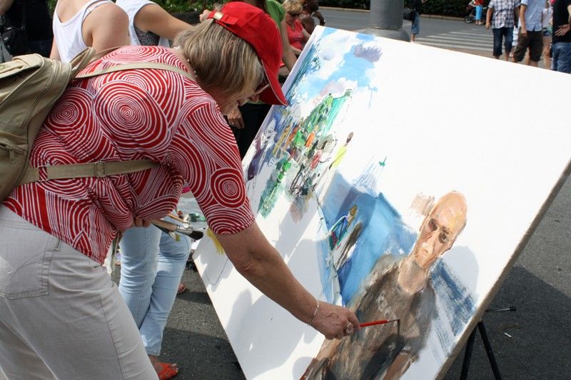 Malí i velcí se bavili o prvním letním víkendu 22. a 23. června v centru Plzně, které se stalo rozmanitou kulturní scénou s produkcí špičkových tanečníků, loutkových divadelníků, swingových melodií nebo dětských her. Zábavu a pohodu si užívaly tisíce lidí na Anglickém nábřeží, kde se konal Den Meliny Mercouri v režii společnosti Plzeň 2015, nebo v Šafaříkových a Křižíkových sadech, kde odstartoval multižánrový pouliční festival Živá ulice „Vítáním léta“, které nabídlo rodinný program legendárního loutkového souboru Buchty a loutky, různé plážovo-parkové hry a skvělou muziku. (foto: Z. Kubalová, 22.6.2013)