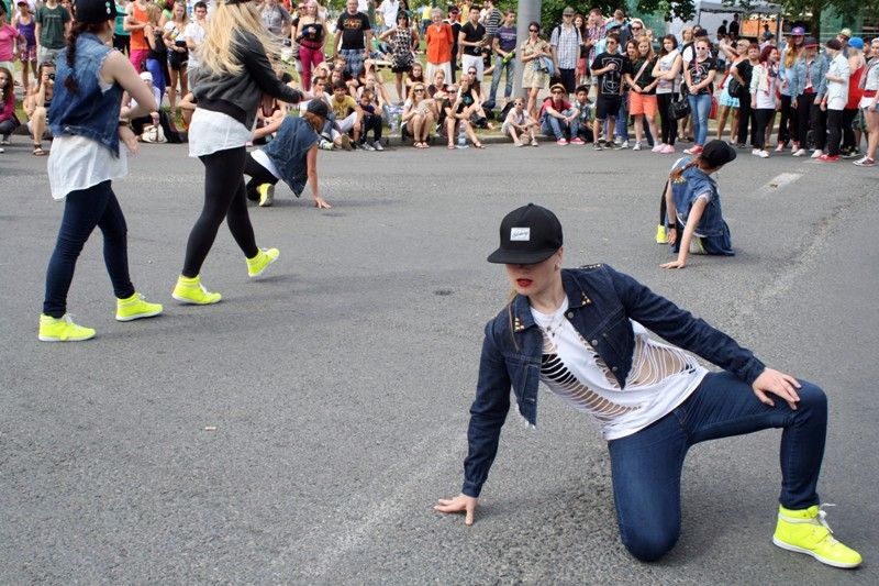 Malí i velcí se bavili o prvním letním víkendu 22. a 23. června v centru Plzně, které se stalo rozmanitou kulturní scénou s produkcí špičkových tanečníků, loutkových divadelníků, swingových melodií nebo dětských her. Zábavu a pohodu si užívaly tisíce lidí na Anglickém nábřeží, kde se konal Den Meliny Mercouri v režii společnosti Plzeň 2015, nebo v Šafaříkových a Křižíkových sadech, kde odstartoval multižánrový pouliční festival Živá ulice „Vítáním léta“, které nabídlo rodinný program legendárního loutkového souboru Buchty a loutky, různé plážovo-parkové hry a skvělou muziku. (foto: Z. Kubalová, 22.6.2013)