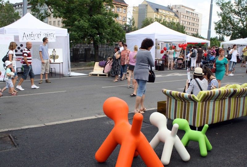 Malí i velcí se bavili o prvním letním víkendu 22. a 23. června v centru Plzně, které se stalo rozmanitou kulturní scénou s produkcí špičkových tanečníků, loutkových divadelníků, swingových melodií nebo dětských her. Zábavu a pohodu si užívaly tisíce lidí na Anglickém nábřeží, kde se konal Den Meliny Mercouri v režii společnosti Plzeň 2015, nebo v Šafaříkových a Křižíkových sadech, kde odstartoval multižánrový pouliční festival Živá ulice „Vítáním léta“, které nabídlo rodinný program legendárního loutkového souboru Buchty a loutky, různé plážovo-parkové hry a skvělou muziku. (foto: Z. Kubalová, 22.6.2013)