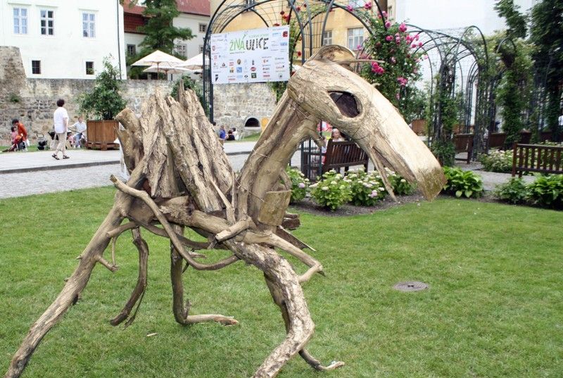 Malí i velcí se bavili o prvním letním víkendu 22. a 23. června v centru Plzně, které se stalo rozmanitou kulturní scénou s produkcí špičkových tanečníků, loutkových divadelníků, swingových melodií nebo dětských her. Zábavu a pohodu si užívaly tisíce lidí na Anglickém nábřeží, kde se konal Den Meliny Mercouri v režii společnosti Plzeň 2015, nebo v Šafaříkových a Křižíkových sadech, kde odstartoval multižánrový pouliční festival Živá ulice „Vítáním léta“, které nabídlo rodinný program legendárního loutkového souboru Buchty a loutky, různé plážovo-parkové hry a skvělou muziku. (foto: Z. Kubalová, 22.6.2013)