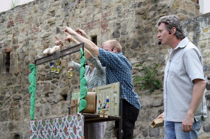 Malí i velcí se bavili o prvním letním víkendu 22. a 23. června v centru Plzně, které se stalo rozmanitou kulturní scénou s produkcí špičkových tanečníků, loutkových divadelníků, swingových melodií nebo dětských her. Zábavu a pohodu si užívaly tisíce lidí na Anglickém nábřeží, kde se konal Den Meliny Mercouri v režii společnosti Plzeň 2015, nebo v Šafaříkových a Křižíkových sadech, kde odstartoval multižánrový pouliční festival Živá ulice „Vítáním léta“, které nabídlo rodinný program legendárního loutkového souboru Buchty a loutky, různé plážovo-parkové hry a skvělou muziku. (foto: Z. Kubalová, 22.6.2013)