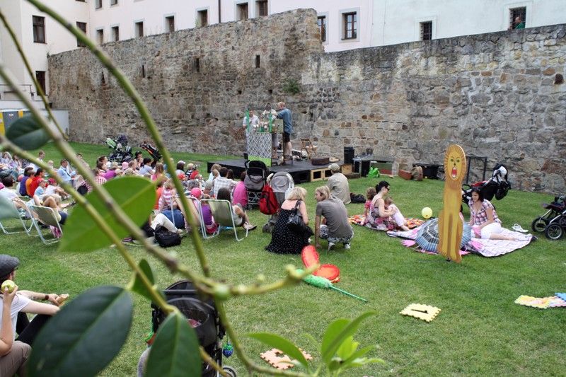 Malí i velcí se bavili o prvním letním víkendu 22. a 23. června v centru Plzně, které se stalo rozmanitou kulturní scénou s produkcí špičkových tanečníků, loutkových divadelníků, swingových melodií nebo dětských her. Zábavu a pohodu si užívaly tisíce lidí na Anglickém nábřeží, kde se konal Den Meliny Mercouri v režii společnosti Plzeň 2015, nebo v Šafaříkových a Křižíkových sadech, kde odstartoval multižánrový pouliční festival Živá ulice „Vítáním léta“, které nabídlo rodinný program legendárního loutkového souboru Buchty a loutky, různé plážovo-parkové hry a skvělou muziku. (foto: Z. Kubalová, 22.6.2013)