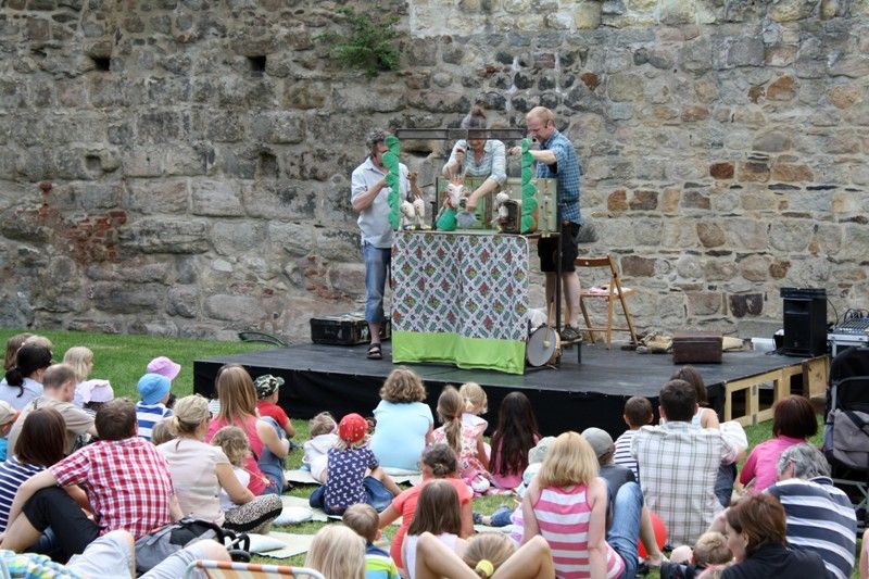 Malí i velcí se bavili o prvním letním víkendu 22. a 23. června v centru Plzně, které se stalo rozmanitou kulturní scénou s produkcí špičkových tanečníků, loutkových divadelníků, swingových melodií nebo dětských her. Zábavu a pohodu si užívaly tisíce lidí na Anglickém nábřeží, kde se konal Den Meliny Mercouri v režii společnosti Plzeň 2015, nebo v Šafaříkových a Křižíkových sadech, kde odstartoval multižánrový pouliční festival Živá ulice „Vítáním léta“, které nabídlo rodinný program legendárního loutkového souboru Buchty a loutky, různé plážovo-parkové hry a skvělou muziku. (foto: Z. Kubalová, 22.6.2013)