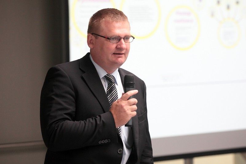 S rámcovým programem projektu Plzeň – Evropské hlavní město kultury v hlavním roce 2015 se seznámili ve středu 26. června 2013 v prostorách Ústavu umění a designu zástupci plzeňské kulturní veřejnosti. Stěžejní akce jim představili ředitelé společnosti Plzeň 2015, programový Jiří Sulženko a umělecký Petr Forman. Páteř programu tvoří čtyři proudy Umění a technologie, Vztahy a city, Tranzit a menšiny, Příběhy a prameny, pro jejichž naplnění vycházel tvůrčí tým z historie, kulturního a industriálního dědictví i nových kulturně-společenských trendů. Jednotlivé projekty se tak například opírají o loutkářskou tradici v čele se světově uznávaným plzeňským rodákem Jiřím Trnkou, o Josefa Grolla, „otce“ světově nejrozšířenějšího piva, malíře Bohumíra Lindauera, který je mimo jiné i inspirací pro to, jak by se lidé měli chovat k menšinám, nebo o skvosty baroka, které jsou rozesety po celém kraji. (foto: V. Samek / Z. Kubalová)