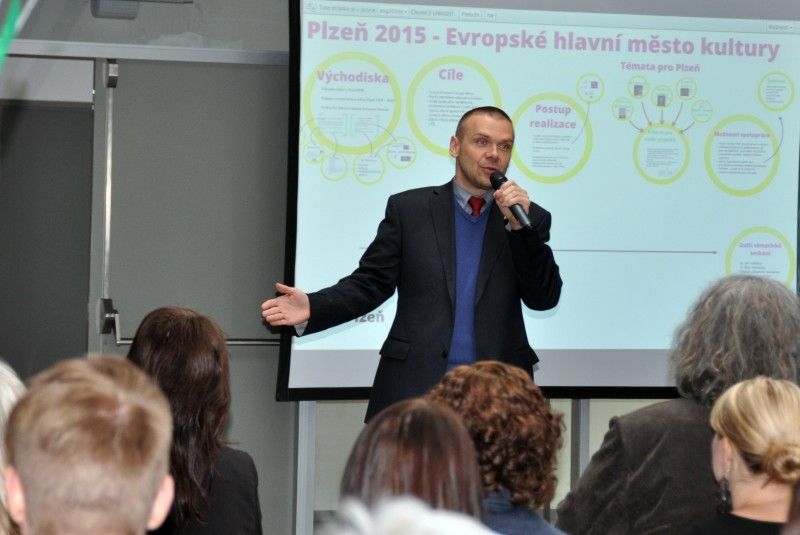 S rámcovým programem projektu Plzeň – Evropské hlavní město kultury v hlavním roce 2015 se seznámili ve středu 26. června 2013 v prostorách Ústavu umění a designu zástupci plzeňské kulturní veřejnosti. Stěžejní akce jim představili ředitelé společnosti Plzeň 2015, programový Jiří Sulženko a umělecký Petr Forman. Páteř programu tvoří čtyři proudy Umění a technologie, Vztahy a city, Tranzit a menšiny, Příběhy a prameny, pro jejichž naplnění vycházel tvůrčí tým z historie, kulturního a industriálního dědictví i nových kulturně-společenských trendů. Jednotlivé projekty se tak například opírají o loutkářskou tradici v čele se světově uznávaným plzeňským rodákem Jiřím Trnkou, o Josefa Grolla, „otce“ světově nejrozšířenějšího piva, malíře Bohumíra Lindauera, který je mimo jiné i inspirací pro to, jak by se lidé měli chovat k menšinám, nebo o skvosty baroka, které jsou rozesety po celém kraji. (foto: V. Samek / Z. Kubalová)