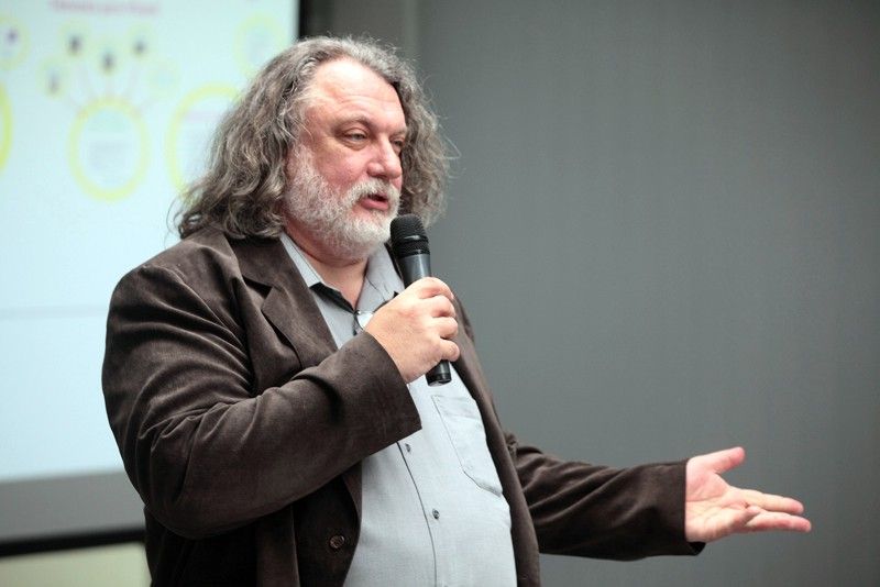 S rámcovým programem projektu Plzeň – Evropské hlavní město kultury v hlavním roce 2015 se seznámili ve středu 26. června 2013 v prostorách Ústavu umění a designu zástupci plzeňské kulturní veřejnosti. Stěžejní akce jim představili ředitelé společnosti Plzeň 2015, programový Jiří Sulženko a umělecký Petr Forman. Páteř programu tvoří čtyři proudy Umění a technologie, Vztahy a city, Tranzit a menšiny, Příběhy a prameny, pro jejichž naplnění vycházel tvůrčí tým z historie, kulturního a industriálního dědictví i nových kulturně-společenských trendů. Jednotlivé projekty se tak například opírají o loutkářskou tradici v čele se světově uznávaným plzeňským rodákem Jiřím Trnkou, o Josefa Grolla, „otce“ světově nejrozšířenějšího piva, malíře Bohumíra Lindauera, který je mimo jiné i inspirací pro to, jak by se lidé měli chovat k menšinám, nebo o skvosty baroka, které jsou rozesety po celém kraji. (foto: V. Samek / Z. Kubalová)