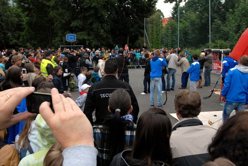 Fotbaloví a hokejoví fanoušci v Plzni se znovu naladili na vítěznou vlnu a radovali se z obou zlatých pohárů, které se staly hmatatelným výsledkem snažení obou týmů v uplynulém ročníku fotbalové ligy a hokejové extraligy. V areálu za obchodním domem Plaza se ve středu 26. června 2013 sešly sportovní jedničky s téměř dvěma tisíci příznivců plzeňského fotbalu a hokeje a slavili…fanshopy s novými tričky a šálami, sportovní hry, živé hudební vystoupení, fotografování, podepisování. Atmosféra byla mistrovská.