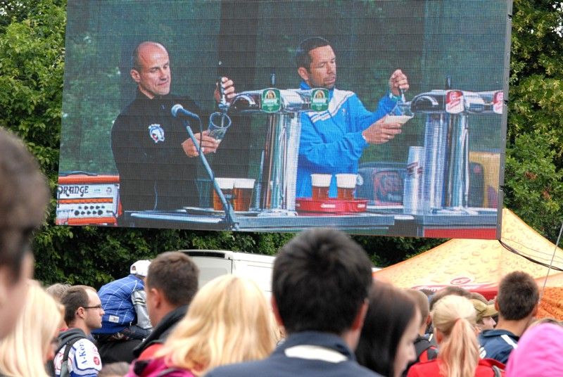Fotbaloví a hokejoví fanoušci v Plzni se znovu naladili na vítěznou vlnu a radovali se z obou zlatých pohárů, které se staly hmatatelným výsledkem snažení obou týmů v uplynulém ročníku fotbalové ligy a hokejové extraligy. V areálu za obchodním domem Plaza se ve středu 26. června 2013 sešly sportovní jedničky s téměř dvěma tisíci příznivců plzeňského fotbalu a hokeje a slavili…fanshopy s novými tričky a šálami, sportovní hry, živé hudební vystoupení, fotografování, podepisování. Atmosféra byla mistrovská.