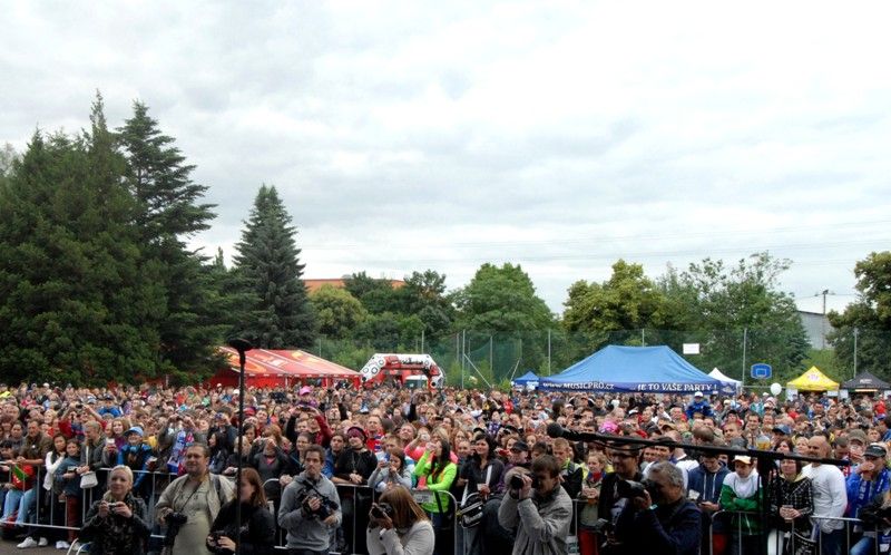 Fotbaloví a hokejoví fanoušci v Plzni se znovu naladili na vítěznou vlnu a radovali se z obou zlatých pohárů, které se staly hmatatelným výsledkem snažení obou týmů v uplynulém ročníku fotbalové ligy a hokejové extraligy. V areálu za obchodním domem Plaza se ve středu 26. června 2013 sešly sportovní jedničky s téměř dvěma tisíci příznivců plzeňského fotbalu a hokeje a slavili…fanshopy s novými tričky a šálami, sportovní hry, živé hudební vystoupení, fotografování, podepisování. Atmosféra byla mistrovská.