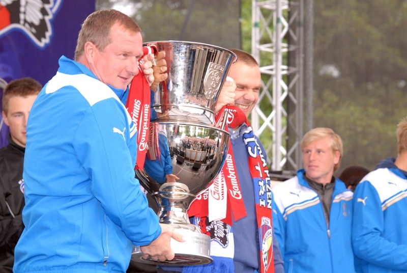 Fotbaloví a hokejoví fanoušci v Plzni se znovu naladili na vítěznou vlnu a radovali se z obou zlatých pohárů, které se staly hmatatelným výsledkem snažení obou týmů v uplynulém ročníku fotbalové ligy a hokejové extraligy. V areálu za obchodním domem Plaza se ve středu 26. června 2013 sešly sportovní jedničky s téměř dvěma tisíci příznivců plzeňského fotbalu a hokeje a slavili…fanshopy s novými tričky a šálami, sportovní hry, živé hudební vystoupení, fotografování, podepisování. Atmosféra byla mistrovská.