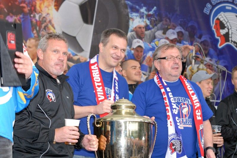 Fotbaloví a hokejoví fanoušci v Plzni se znovu naladili na vítěznou vlnu a radovali se z obou zlatých pohárů, které se staly hmatatelným výsledkem snažení obou týmů v uplynulém ročníku fotbalové ligy a hokejové extraligy. V areálu za obchodním domem Plaza se ve středu 26. června 2013 sešly sportovní jedničky s téměř dvěma tisíci příznivců plzeňského fotbalu a hokeje a slavili…fanshopy s novými tričky a šálami, sportovní hry, živé hudební vystoupení, fotografování, podepisování. Atmosféra byla mistrovská.