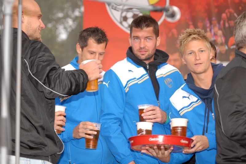 Fotbaloví a hokejoví fanoušci v Plzni se znovu naladili na vítěznou vlnu a radovali se z obou zlatých pohárů, které se staly hmatatelným výsledkem snažení obou týmů v uplynulém ročníku fotbalové ligy a hokejové extraligy. V areálu za obchodním domem Plaza se ve středu 26. června 2013 sešly sportovní jedničky s téměř dvěma tisíci příznivců plzeňského fotbalu a hokeje a slavili…fanshopy s novými tričky a šálami, sportovní hry, živé hudební vystoupení, fotografování, podepisování. Atmosféra byla mistrovská.