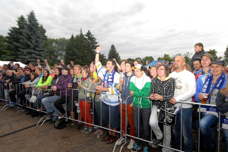 Fotbaloví a hokejoví fanoušci v Plzni se znovu naladili na vítěznou vlnu a radovali se z obou zlatých pohárů, které se staly hmatatelným výsledkem snažení obou týmů v uplynulém ročníku fotbalové ligy a hokejové extraligy. V areálu za obchodním domem Plaza se ve středu 26. června 2013 sešly sportovní jedničky s téměř dvěma tisíci příznivců plzeňského fotbalu a hokeje a slavili…fanshopy s novými tričky a šálami, sportovní hry, živé hudební vystoupení, fotografování, podepisování. Atmosféra byla mistrovská.