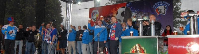 Fotbaloví a hokejoví fanoušci v Plzni se znovu naladili na vítěznou vlnu a radovali se z obou zlatých pohárů, které se staly hmatatelným výsledkem snažení obou týmů v uplynulém ročníku fotbalové ligy a hokejové extraligy. V areálu za obchodním domem Plaza se ve středu 26. června 2013 sešly sportovní jedničky s téměř dvěma tisíci příznivců plzeňského fotbalu a hokeje a slavili…fanshopy s novými tričky a šálami, sportovní hry, živé hudební vystoupení, fotografování, podepisování. Atmosféra byla mistrovská.