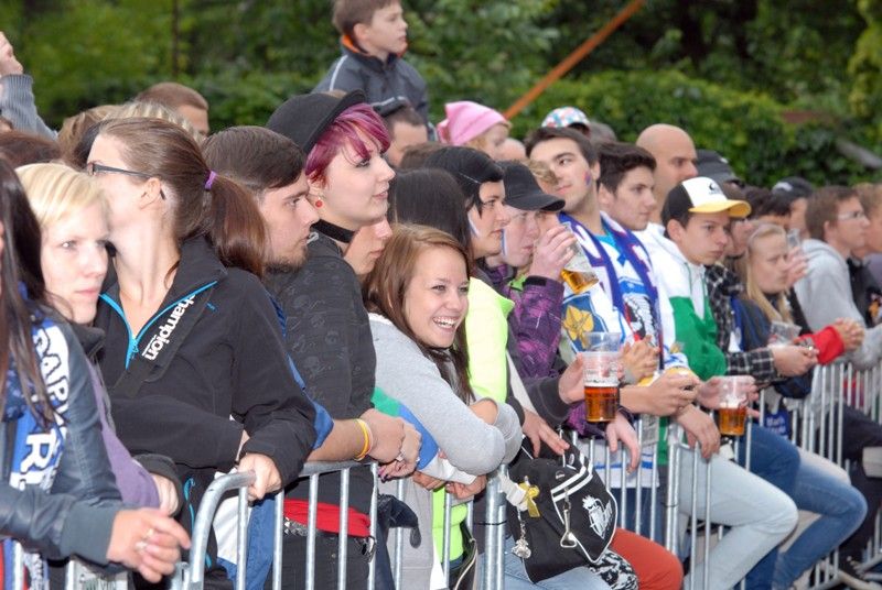 Fotbaloví a hokejoví fanoušci v Plzni se znovu naladili na vítěznou vlnu a radovali se z obou zlatých pohárů, které se staly hmatatelným výsledkem snažení obou týmů v uplynulém ročníku fotbalové ligy a hokejové extraligy. V areálu za obchodním domem Plaza se ve středu 26. června 2013 sešly sportovní jedničky s téměř dvěma tisíci příznivců plzeňského fotbalu a hokeje a slavili…fanshopy s novými tričky a šálami, sportovní hry, živé hudební vystoupení, fotografování, podepisování. Atmosféra byla mistrovská.