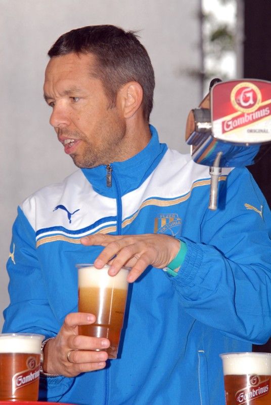 Fotbaloví a hokejoví fanoušci v Plzni se znovu naladili na vítěznou vlnu a radovali se z obou zlatých pohárů, které se staly hmatatelným výsledkem snažení obou týmů v uplynulém ročníku fotbalové ligy a hokejové extraligy. V areálu za obchodním domem Plaza se ve středu 26. června 2013 sešly sportovní jedničky s téměř dvěma tisíci příznivců plzeňského fotbalu a hokeje a slavili…fanshopy s novými tričky a šálami, sportovní hry, živé hudební vystoupení, fotografování, podepisování. Atmosféra byla mistrovská.