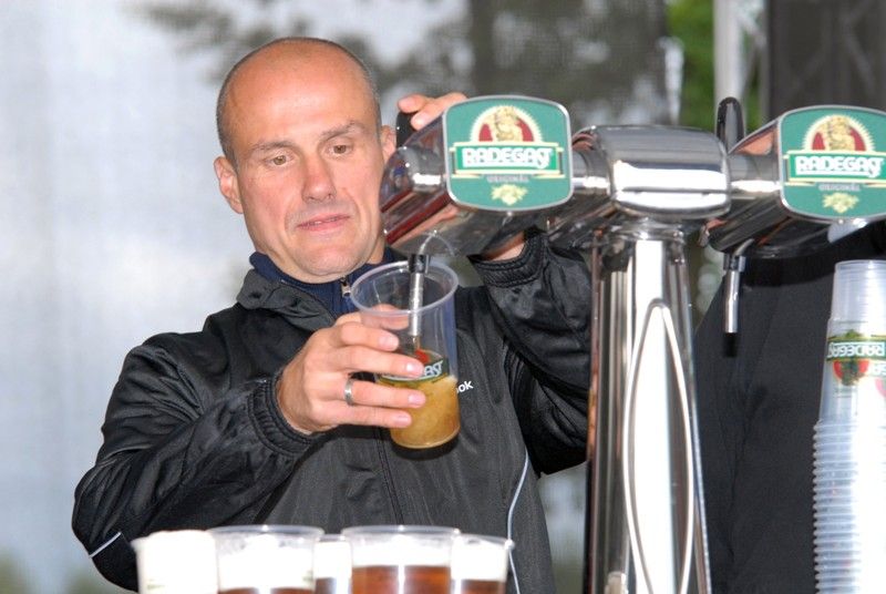 Fotbaloví a hokejoví fanoušci v Plzni se znovu naladili na vítěznou vlnu a radovali se z obou zlatých pohárů, které se staly hmatatelným výsledkem snažení obou týmů v uplynulém ročníku fotbalové ligy a hokejové extraligy. V areálu za obchodním domem Plaza se ve středu 26. června 2013 sešly sportovní jedničky s téměř dvěma tisíci příznivců plzeňského fotbalu a hokeje a slavili…fanshopy s novými tričky a šálami, sportovní hry, živé hudební vystoupení, fotografování, podepisování. Atmosféra byla mistrovská.