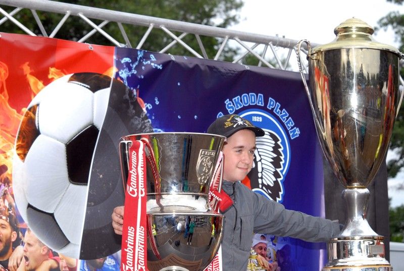 Fotbaloví a hokejoví fanoušci v Plzni se znovu naladili na vítěznou vlnu a radovali se z obou zlatých pohárů, které se staly hmatatelným výsledkem snažení obou týmů v uplynulém ročníku fotbalové ligy a hokejové extraligy. V areálu za obchodním domem Plaza se ve středu 26. června 2013 sešly sportovní jedničky s téměř dvěma tisíci příznivců plzeňského fotbalu a hokeje a slavili…fanshopy s novými tričky a šálami, sportovní hry, živé hudební vystoupení, fotografování, podepisování. Atmosféra byla mistrovská.