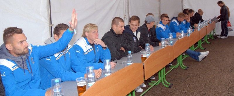 Fotbaloví a hokejoví fanoušci v Plzni se znovu naladili na vítěznou vlnu a radovali se z obou zlatých pohárů, které se staly hmatatelným výsledkem snažení obou týmů v uplynulém ročníku fotbalové ligy a hokejové extraligy. V areálu za obchodním domem Plaza se ve středu 26. června 2013 sešly sportovní jedničky s téměř dvěma tisíci příznivců plzeňského fotbalu a hokeje a slavili…fanshopy s novými tričky a šálami, sportovní hry, živé hudební vystoupení, fotografování, podepisování. Atmosféra byla mistrovská.