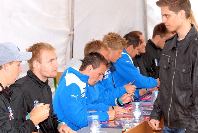 Fotbaloví a hokejoví fanoušci v Plzni se znovu naladili na vítěznou vlnu a radovali se z obou zlatých pohárů, které se staly hmatatelným výsledkem snažení obou týmů v uplynulém ročníku fotbalové ligy a hokejové extraligy. V areálu za obchodním domem Plaza se ve středu 26. června 2013 sešly sportovní jedničky s téměř dvěma tisíci příznivců plzeňského fotbalu a hokeje a slavili…fanshopy s novými tričky a šálami, sportovní hry, živé hudební vystoupení, fotografování, podepisování. Atmosféra byla mistrovská.