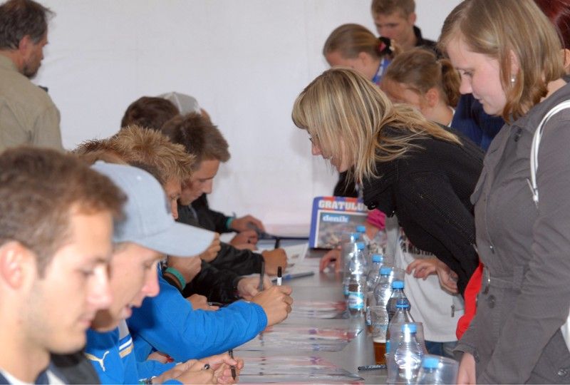 Fotbaloví a hokejoví fanoušci v Plzni se znovu naladili na vítěznou vlnu a radovali se z obou zlatých pohárů, které se staly hmatatelným výsledkem snažení obou týmů v uplynulém ročníku fotbalové ligy a hokejové extraligy. V areálu za obchodním domem Plaza se ve středu 26. června 2013 sešly sportovní jedničky s téměř dvěma tisíci příznivců plzeňského fotbalu a hokeje a slavili…fanshopy s novými tričky a šálami, sportovní hry, živé hudební vystoupení, fotografování, podepisování. Atmosféra byla mistrovská.
