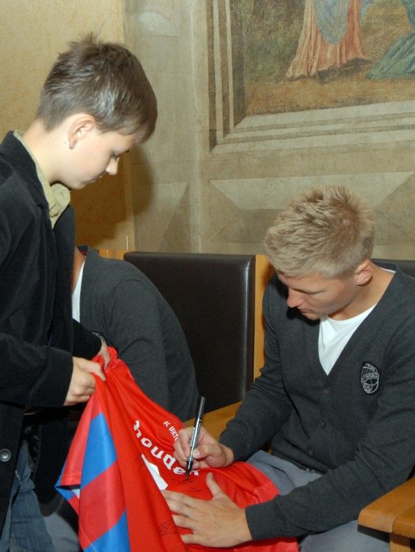 Výkony hráčů fotbalového klubu Viktoria Plzeň, které vedly v sezoně 2012/2013 k získání mistrovského titulu ocenil primátor Martin Baxa udělením historické pečetě města Plzně. Za klub ji převzal předseda představenstva Tomáš Paclík při slavnostním setkání týmu se členy městské rady v pátek 28. června 2013 v obřadní síni na radnici. „Dnešní den je absolutně mimořádný, je to pro nás obrovská pocta,“ reagoval Tomáš Paclík. Primátor označil úspěchy Viktorky za výjimečné a hodné prestižního ocenění, které se uděluje jen při vzácných příležitostech. „Dokázali jste získat našemu městu obrovskou prestiž,“ zdůraznil ve svém vystoupení. Hráči a členové realizačního týmu obdrželi pamětní listy, vzácnou trofej - míč, se kterým mužstvo hrálo evropskou ligu, si ze setkání naopak odnesl primátor Martin Baxa.