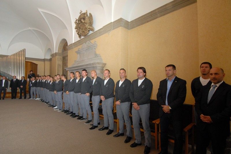 Výkony hráčů fotbalového klubu Viktoria Plzeň, které vedly v sezoně 2012/2013 k získání mistrovského titulu ocenil primátor Martin Baxa udělením historické pečetě města Plzně. Za klub ji převzal předseda představenstva Tomáš Paclík při slavnostním setkání týmu se členy městské rady v pátek 28. června 2013 v obřadní síni na radnici. „Dnešní den je absolutně mimořádný, je to pro nás obrovská pocta,“ reagoval Tomáš Paclík. Primátor označil úspěchy Viktorky za výjimečné a hodné prestižního ocenění, které se uděluje jen při vzácných příležitostech. „Dokázali jste získat našemu městu obrovskou prestiž,“ zdůraznil ve svém vystoupení. Hráči a členové realizačního týmu obdrželi pamětní listy, vzácnou trofej - míč, se kterým mužstvo hrálo evropskou ligu, si ze setkání naopak odnesl primátor Martin Baxa.