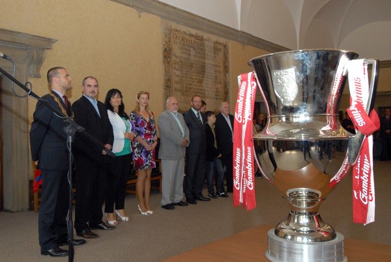 Výkony hráčů fotbalového klubu Viktoria Plzeň, které vedly v sezoně 2012/2013 k získání mistrovského titulu ocenil primátor Martin Baxa udělením historické pečetě města Plzně. Za klub ji převzal předseda představenstva Tomáš Paclík při slavnostním setkání týmu se členy městské rady v pátek 28. června 2013 v obřadní síni na radnici. „Dnešní den je absolutně mimořádný, je to pro nás obrovská pocta,“ reagoval Tomáš Paclík. Primátor označil úspěchy Viktorky za výjimečné a hodné prestižního ocenění, které se uděluje jen při vzácných příležitostech. „Dokázali jste získat našemu městu obrovskou prestiž,“ zdůraznil ve svém vystoupení. Hráči a členové realizačního týmu obdrželi pamětní listy, vzácnou trofej - míč, se kterým mužstvo hrálo evropskou ligu, si ze setkání naopak odnesl primátor Martin Baxa.