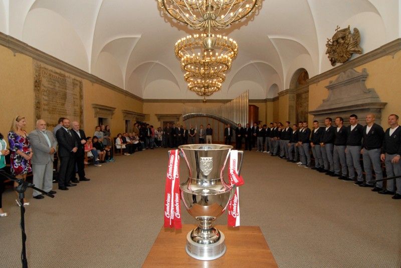 Výkony hráčů fotbalového klubu Viktoria Plzeň, které vedly v sezoně 2012/2013 k získání mistrovského titulu ocenil primátor Martin Baxa udělením historické pečetě města Plzně. Za klub ji převzal předseda představenstva Tomáš Paclík při slavnostním setkání týmu se členy městské rady v pátek 28. června 2013 v obřadní síni na radnici. „Dnešní den je absolutně mimořádný, je to pro nás obrovská pocta,“ reagoval Tomáš Paclík. Primátor označil úspěchy Viktorky za výjimečné a hodné prestižního ocenění, které se uděluje jen při vzácných příležitostech. „Dokázali jste získat našemu městu obrovskou prestiž,“ zdůraznil ve svém vystoupení. Hráči a členové realizačního týmu obdrželi pamětní listy, vzácnou trofej - míč, se kterým mužstvo hrálo evropskou ligu, si ze setkání naopak odnesl primátor Martin Baxa.