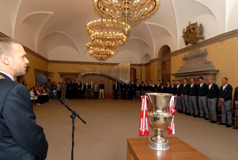 Výkony hráčů fotbalového klubu Viktoria Plzeň, které vedly v sezoně 2012/2013 k získání mistrovského titulu ocenil primátor Martin Baxa udělením historické pečetě města Plzně. Za klub ji převzal předseda představenstva Tomáš Paclík při slavnostním setkání týmu se členy městské rady v pátek 28. června 2013 v obřadní síni na radnici. „Dnešní den je absolutně mimořádný, je to pro nás obrovská pocta,“ reagoval Tomáš Paclík. Primátor označil úspěchy Viktorky za výjimečné a hodné prestižního ocenění, které se uděluje jen při vzácných příležitostech. „Dokázali jste získat našemu městu obrovskou prestiž,“ zdůraznil ve svém vystoupení. Hráči a členové realizačního týmu obdrželi pamětní listy, vzácnou trofej - míč, se kterým mužstvo hrálo evropskou ligu, si ze setkání naopak odnesl primátor Martin Baxa.