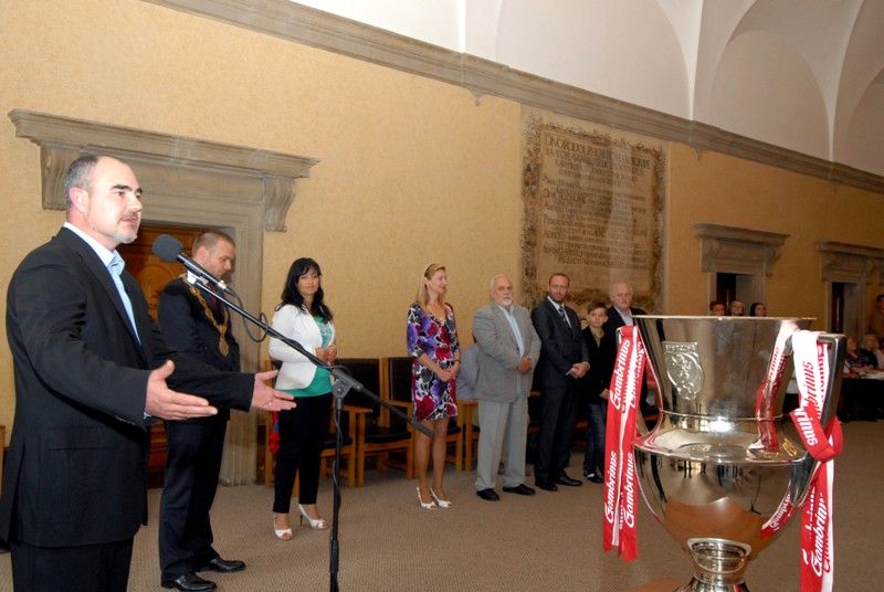 Výkony hráčů fotbalového klubu Viktoria Plzeň, které vedly v sezoně 2012/2013 k získání mistrovského titulu ocenil primátor Martin Baxa udělením historické pečetě města Plzně. Za klub ji převzal předseda představenstva Tomáš Paclík při slavnostním setkání týmu se členy městské rady v pátek 28. června 2013 v obřadní síni na radnici. „Dnešní den je absolutně mimořádný, je to pro nás obrovská pocta,“ reagoval Tomáš Paclík. Primátor označil úspěchy Viktorky za výjimečné a hodné prestižního ocenění, které se uděluje jen při vzácných příležitostech. „Dokázali jste získat našemu městu obrovskou prestiž,“ zdůraznil ve svém vystoupení. Hráči a členové realizačního týmu obdrželi pamětní listy, vzácnou trofej - míč, se kterým mužstvo hrálo evropskou ligu, si ze setkání naopak odnesl primátor Martin Baxa.
