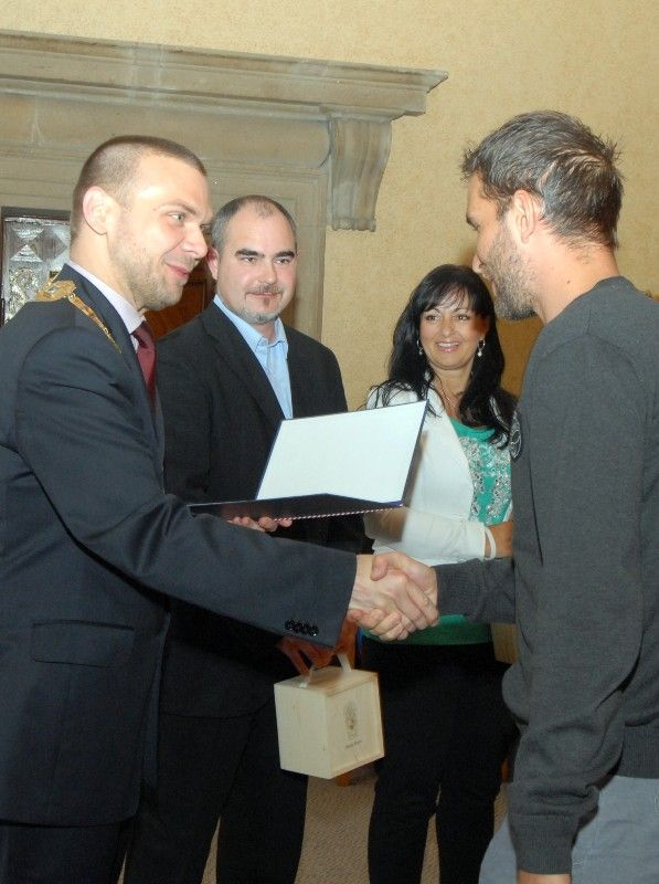 Výkony hráčů fotbalového klubu Viktoria Plzeň, které vedly v sezoně 2012/2013 k získání mistrovského titulu ocenil primátor Martin Baxa udělením historické pečetě města Plzně. Za klub ji převzal předseda představenstva Tomáš Paclík při slavnostním setkání týmu se členy městské rady v pátek 28. června 2013 v obřadní síni na radnici. „Dnešní den je absolutně mimořádný, je to pro nás obrovská pocta,“ reagoval Tomáš Paclík. Primátor označil úspěchy Viktorky za výjimečné a hodné prestižního ocenění, které se uděluje jen při vzácných příležitostech. „Dokázali jste získat našemu městu obrovskou prestiž,“ zdůraznil ve svém vystoupení. Hráči a členové realizačního týmu obdrželi pamětní listy, vzácnou trofej - míč, se kterým mužstvo hrálo evropskou ligu, si ze setkání naopak odnesl primátor Martin Baxa.