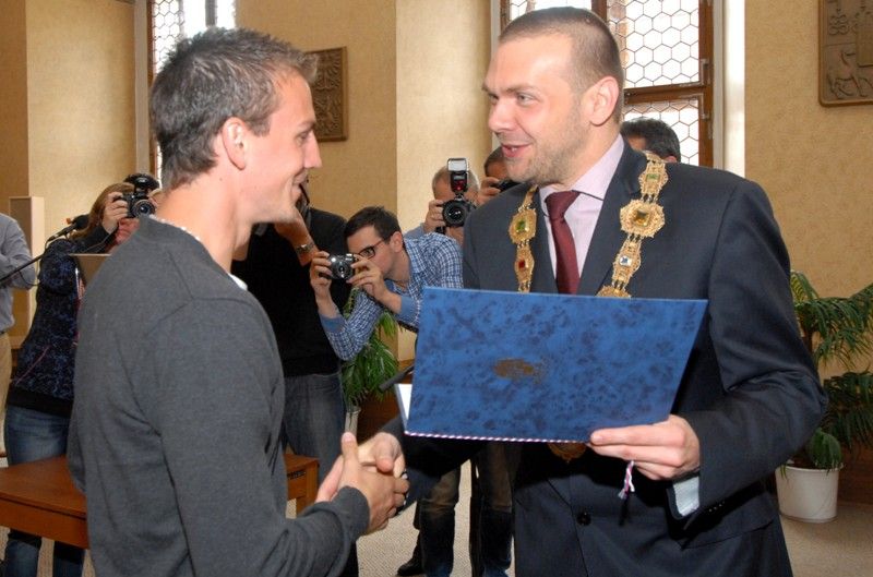 Výkony hráčů fotbalového klubu Viktoria Plzeň, které vedly v sezoně 2012/2013 k získání mistrovského titulu ocenil primátor Martin Baxa udělením historické pečetě města Plzně. Za klub ji převzal předseda představenstva Tomáš Paclík při slavnostním setkání týmu se členy městské rady v pátek 28. června 2013 v obřadní síni na radnici. „Dnešní den je absolutně mimořádný, je to pro nás obrovská pocta,“ reagoval Tomáš Paclík. Primátor označil úspěchy Viktorky za výjimečné a hodné prestižního ocenění, které se uděluje jen při vzácných příležitostech. „Dokázali jste získat našemu městu obrovskou prestiž,“ zdůraznil ve svém vystoupení. Hráči a členové realizačního týmu obdrželi pamětní listy, vzácnou trofej - míč, se kterým mužstvo hrálo evropskou ligu, si ze setkání naopak odnesl primátor Martin Baxa.
