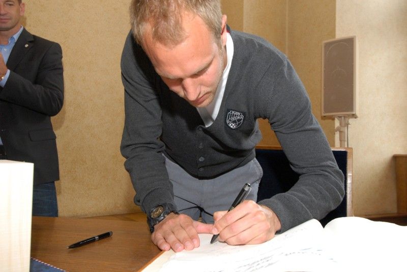 Výkony hráčů fotbalového klubu Viktoria Plzeň, které vedly v sezoně 2012/2013 k získání mistrovského titulu ocenil primátor Martin Baxa udělením historické pečetě města Plzně. Za klub ji převzal předseda představenstva Tomáš Paclík při slavnostním setkání týmu se členy městské rady v pátek 28. června 2013 v obřadní síni na radnici. „Dnešní den je absolutně mimořádný, je to pro nás obrovská pocta,“ reagoval Tomáš Paclík. Primátor označil úspěchy Viktorky za výjimečné a hodné prestižního ocenění, které se uděluje jen při vzácných příležitostech. „Dokázali jste získat našemu městu obrovskou prestiž,“ zdůraznil ve svém vystoupení. Hráči a členové realizačního týmu obdrželi pamětní listy, vzácnou trofej - míč, se kterým mužstvo hrálo evropskou ligu, si ze setkání naopak odnesl primátor Martin Baxa.