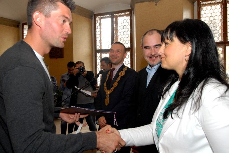 Výkony hráčů fotbalového klubu Viktoria Plzeň, které vedly v sezoně 2012/2013 k získání mistrovského titulu ocenil primátor Martin Baxa udělením historické pečetě města Plzně. Za klub ji převzal předseda představenstva Tomáš Paclík při slavnostním setkání týmu se členy městské rady v pátek 28. června 2013 v obřadní síni na radnici. „Dnešní den je absolutně mimořádný, je to pro nás obrovská pocta,“ reagoval Tomáš Paclík. Primátor označil úspěchy Viktorky za výjimečné a hodné prestižního ocenění, které se uděluje jen při vzácných příležitostech. „Dokázali jste získat našemu městu obrovskou prestiž,“ zdůraznil ve svém vystoupení. Hráči a členové realizačního týmu obdrželi pamětní listy, vzácnou trofej - míč, se kterým mužstvo hrálo evropskou ligu, si ze setkání naopak odnesl primátor Martin Baxa.