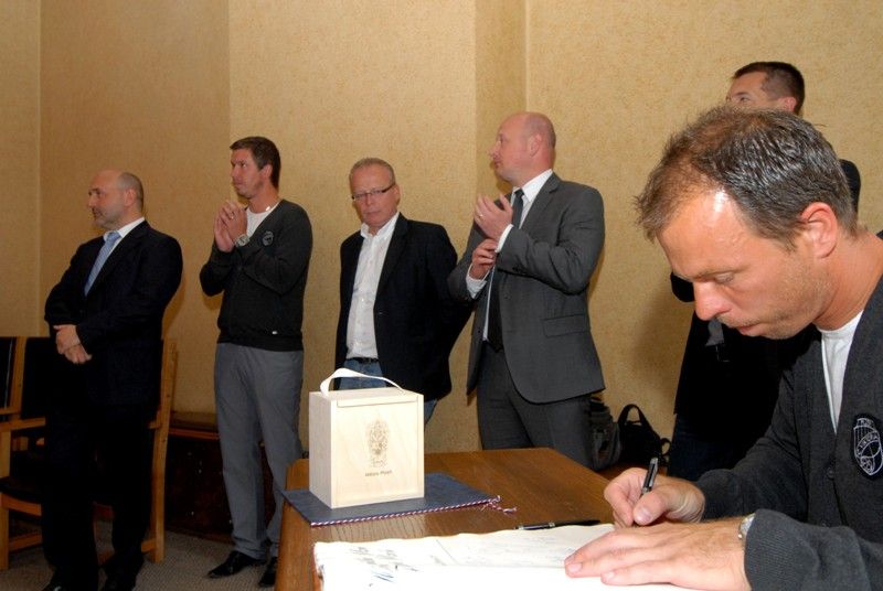 Výkony hráčů fotbalového klubu Viktoria Plzeň, které vedly v sezoně 2012/2013 k získání mistrovského titulu ocenil primátor Martin Baxa udělením historické pečetě města Plzně. Za klub ji převzal předseda představenstva Tomáš Paclík při slavnostním setkání týmu se členy městské rady v pátek 28. června 2013 v obřadní síni na radnici. „Dnešní den je absolutně mimořádný, je to pro nás obrovská pocta,“ reagoval Tomáš Paclík. Primátor označil úspěchy Viktorky za výjimečné a hodné prestižního ocenění, které se uděluje jen při vzácných příležitostech. „Dokázali jste získat našemu městu obrovskou prestiž,“ zdůraznil ve svém vystoupení. Hráči a členové realizačního týmu obdrželi pamětní listy, vzácnou trofej - míč, se kterým mužstvo hrálo evropskou ligu, si ze setkání naopak odnesl primátor Martin Baxa.